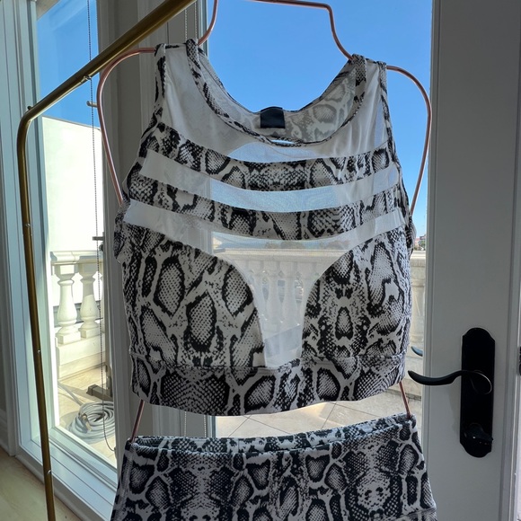 NWT🐍 Snake Print Yoga Set - Picture 3 of 5